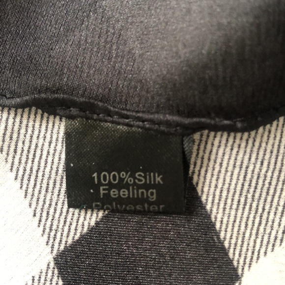 Silk feeling Burberry Pattern Shall 🖤 - Picture 7 of 7